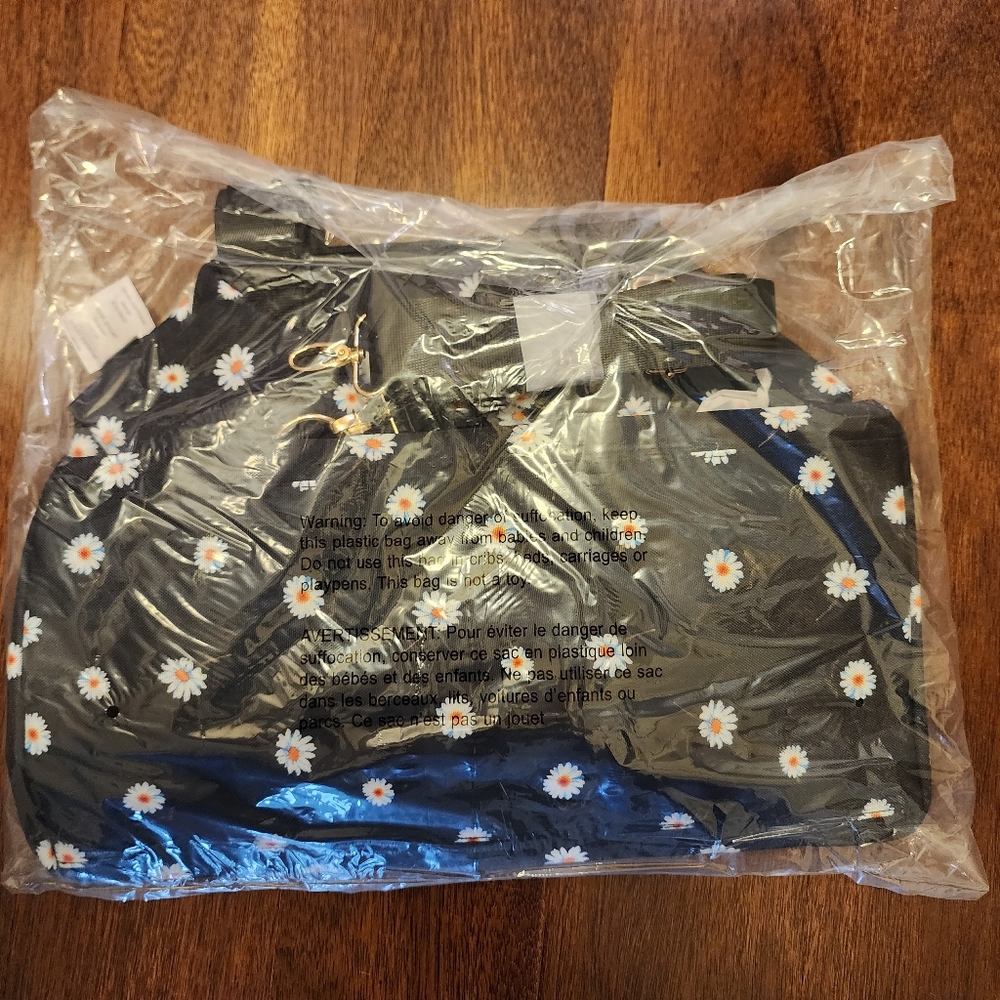 Alice + Olive Black Daisy Print Duffle Bag - Picture 5 of 6